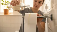 Polewam rolkę papieru toaletowego octem i stawiam ją w kącie: wiele osób nie rozumie, po co