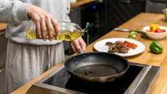 Jak uniknąć rozprysków oleju podczas smażenia: prosta wskazówka kulinarna, o której mało kto wie