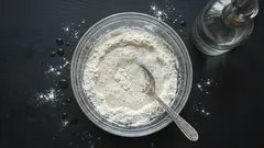 Mieszanie mąki z octem: dlaczego jest polecane i jak można to wykorzystać w domu?