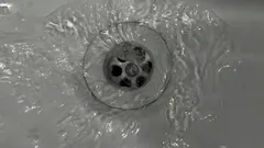 Udrażnianie kuchennych odpływów bez chemii: 3 bezpieczne metody usuwania tłustych zatorów