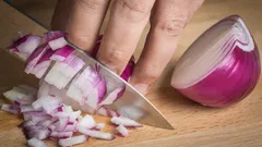 Jak pozbyć się zapachu cebuli z rąk: cztery proste triki kuchenne, które pomogą.
