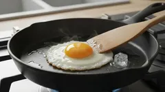 Ta sztuczka odmieni Twoje życie: czy wiesz, po co dodawać lód podczas smażenia jajek?