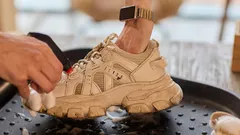 jak prawidłowo prać zamszowe trampki, aby ich nie zniszczyć.