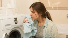 Po każdym praniu ubrania nieprzyjemnie pachną: to nie wina detergentu ani nawet pralki.