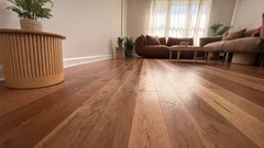 Pozbądź się wreszcie skrzypienia drewnianej podłogi: praktyczne sposoby, by była bezgłośna