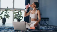 Trening rano czy wieczorem: co jest lepsze na spalanie tłuszczu i budowanie masy mięśniowej?