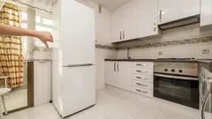 Pożegnajcie się z tradycyjnym rozmieszczeniem lodówki: istnieje bardziej estetyczne i praktyczne rozwiązanie