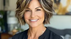 Fryzury dla kobiet po 40. roku życia: jakie cięcie wybrać, aby wyglądać stylowo bez układania