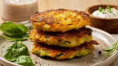 Bez mąki i smażenia: jak przygotować lekkie placki warzywne 