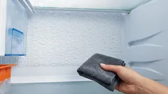 Jak pozbyć się szronu w lodówce: skuteczne sposoby z użyciem ręcznika i środki zapobiegawcze