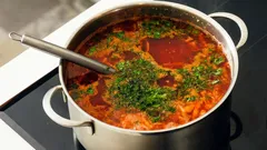 Dlaczego nie należy zostawiać chochelki w garnku: powody, dla których warto pozbyć się tego szkodliwego nawyku