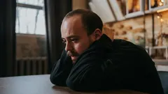 W jakim wieku ludzie czują się najbardziej nieszczęśliwi? Badania naukowców