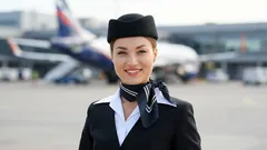 Czy wiesz, dlaczego stewardesy noszą apaszki? Nie chodzi tylko o to, żeby dobrze wyglądać.