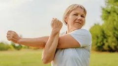 Jak zachować mocne kości po 40. roku życia: proste, potwierdzone naukowo sposoby.