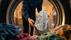 Dlaczego warto wywracać ubrania na lewą stronę podczas prania? Mocne powody, by robić to wtedy, kiedy trzeba.