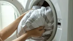 Jak wyprać kołdrę lub koc, które nie mieszczą się w pralce?