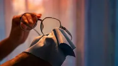 Bez detergentów i alkoholu: jak prawidłowo czyścić soczewki, nie uszkadzając szkła