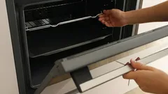 Dlaczego po zakończeniu gotowania należy pozostawić drzwiczki piekarnika otwarte przez chwilę